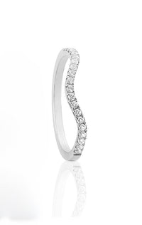 Diamantring i silver med vågig form.