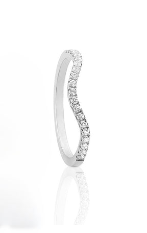 Diamantring i silver med vågig form.