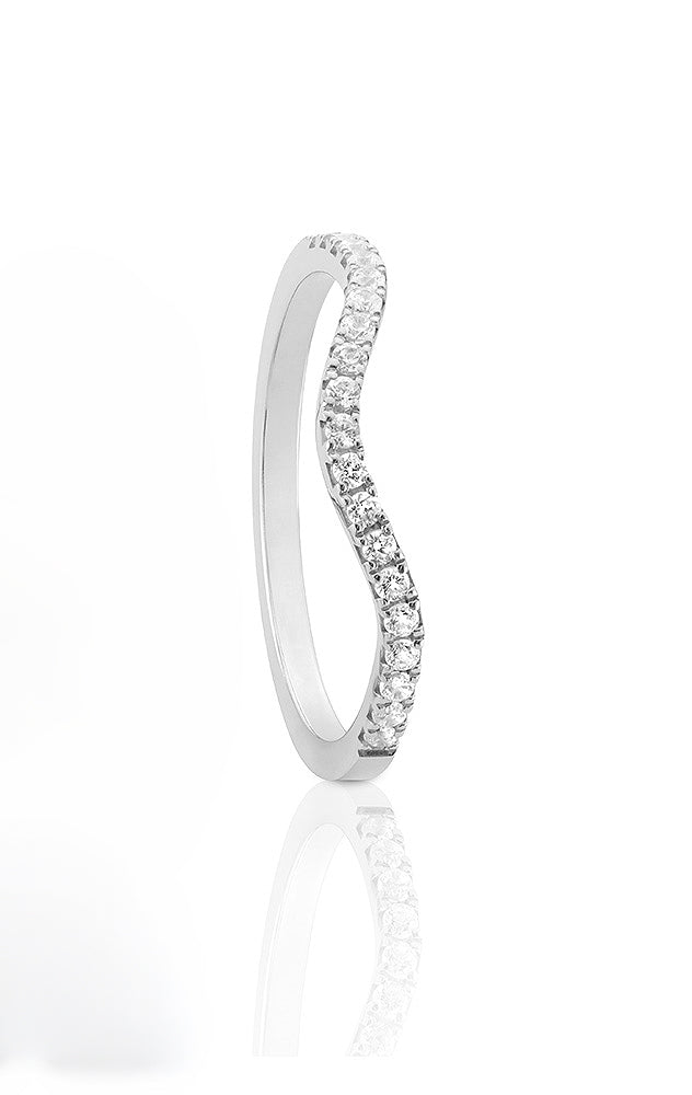 Diamantring i silver med vågig form.