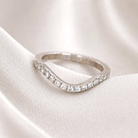 Silverring med diamanter på rad. 