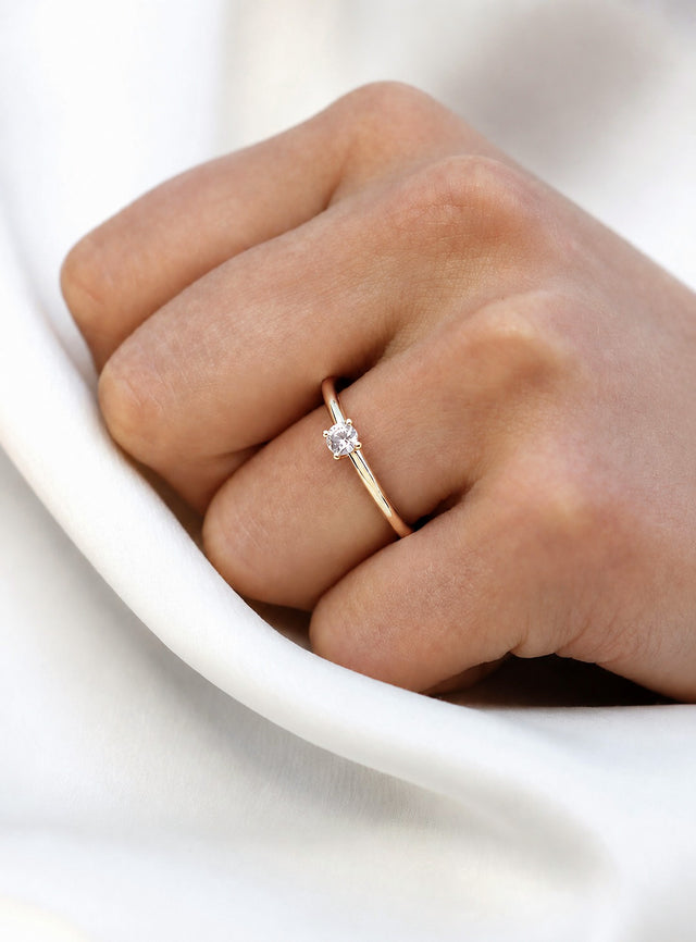 Tjej som bär en förlovningsring i 18k. rödguld med 0,25 ct. diamant