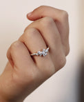 Diamantring i silver med nio diamanter, bärs som förlovningsring.
