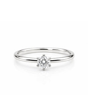 Silverring med 0,5 ct diamant infattad i krona. Förlovningsring till dam