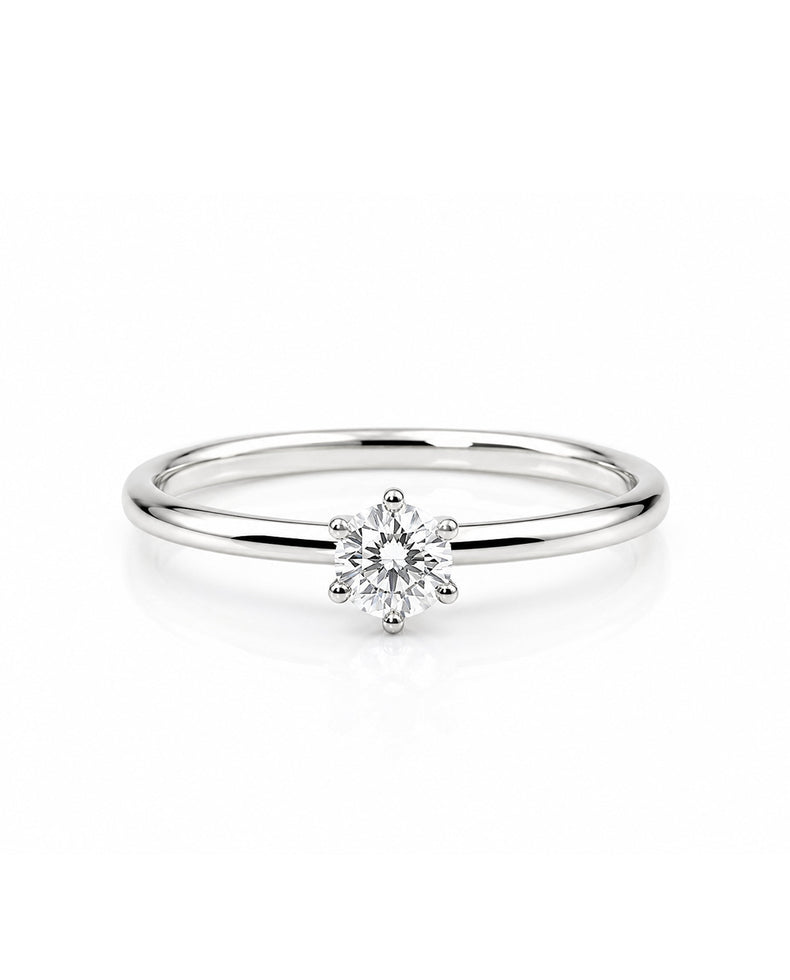 Silverring med 0,5 ct diamant infattad i krona. Förlovningsring till dam