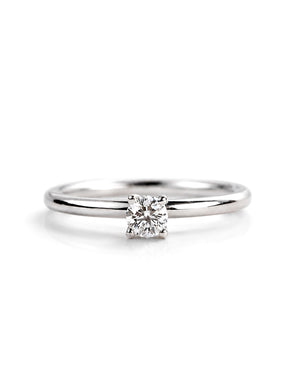 Förlovningsring i silver med diamant till dam. Solitärring med fyra klor och rund, diamant 0,25 ct. 