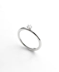 Diamantring med diamant i krona. 