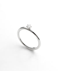 Diamantring med diamant i krona. 