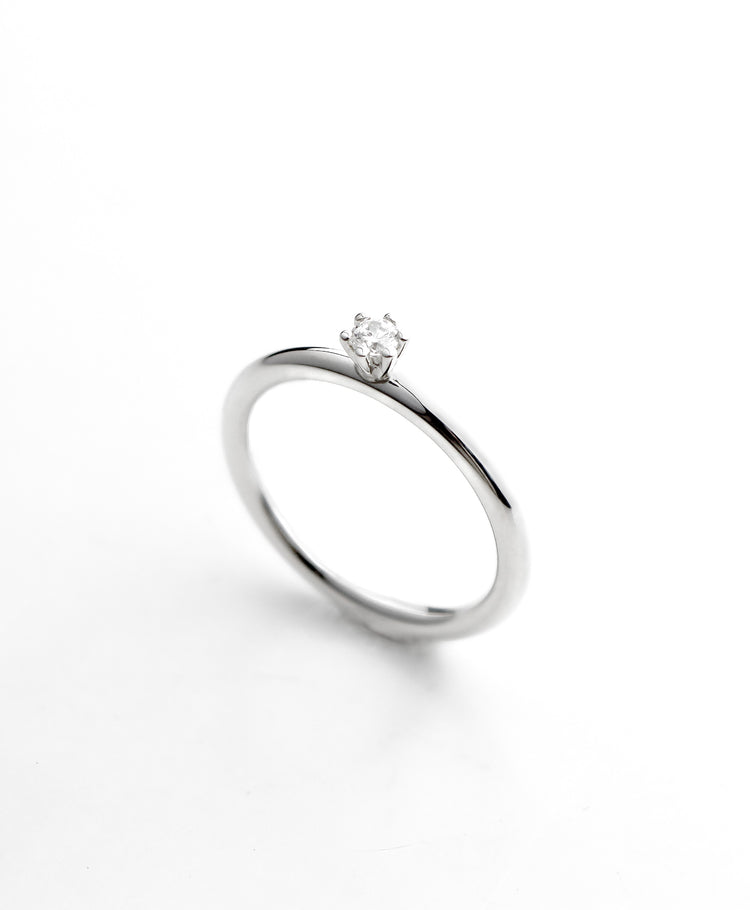 Diamantring med diamant i krona. 
