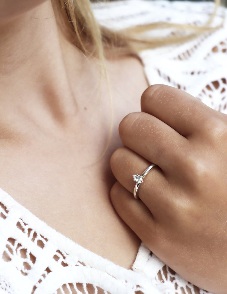 June Diamond ring, Oval diamond 0.25 ct.