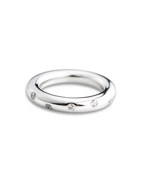 Silverring med många diamanter