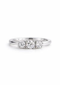 Trestensring med tre diamanter på rad. Silverring med diamanter till vigsel eller förlovning. 