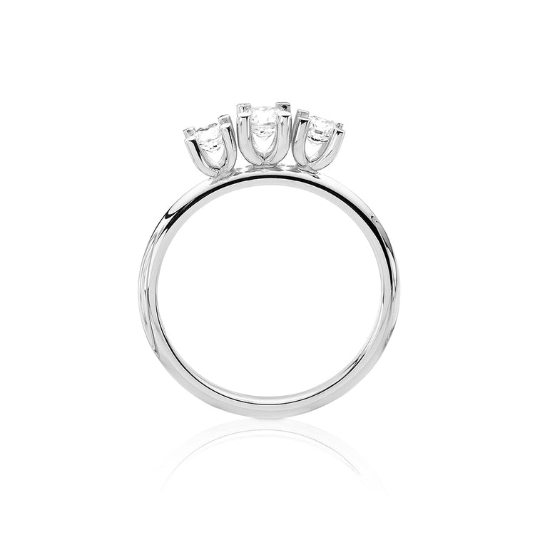 Ring i vitguld med tre stora diamanter i 4-klo fattningar sett från sidan.