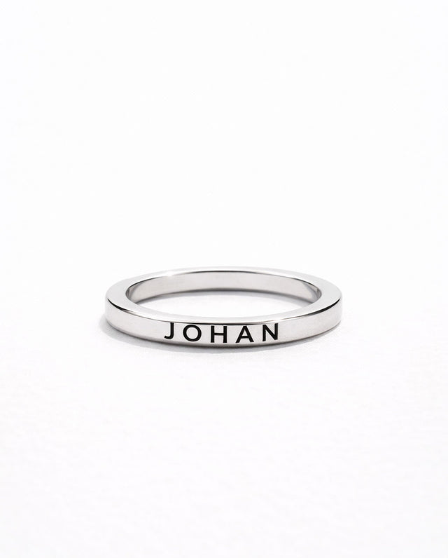 Silverring till dam med utvändig gravyr - namn