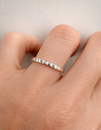 Silverring med utvändig gravyr, graverat namn. 