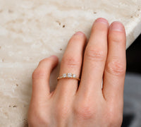 Ring i 18k. rödguld med tre diamanter till vigsel elller förlovning