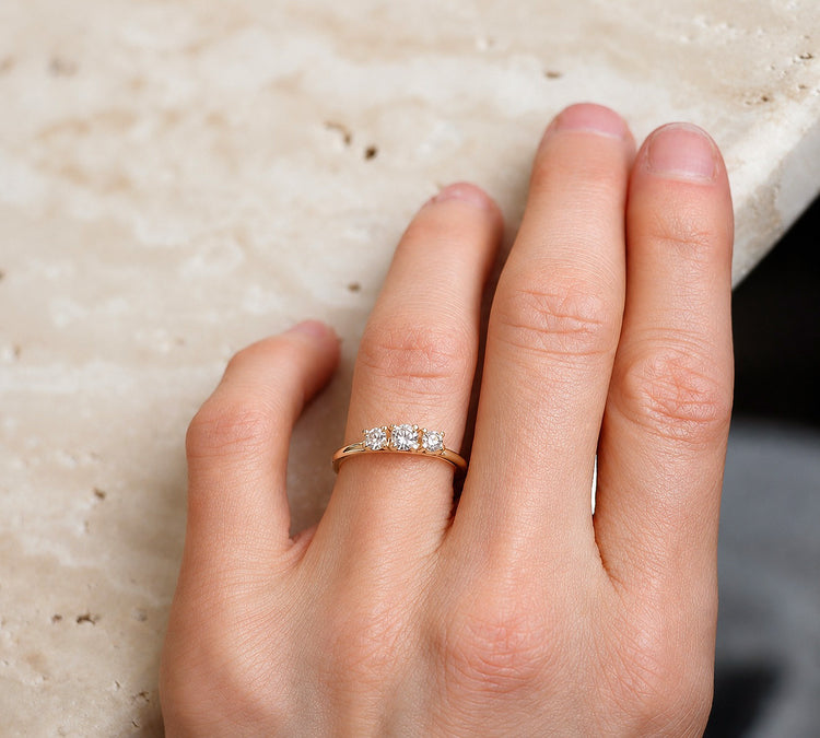 Ring i 18k. rödguld med tre diamanter till vigsel elller förlovning