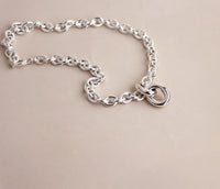 Halsband med tjock silverkedja och två stora ringar i 925 silver. 