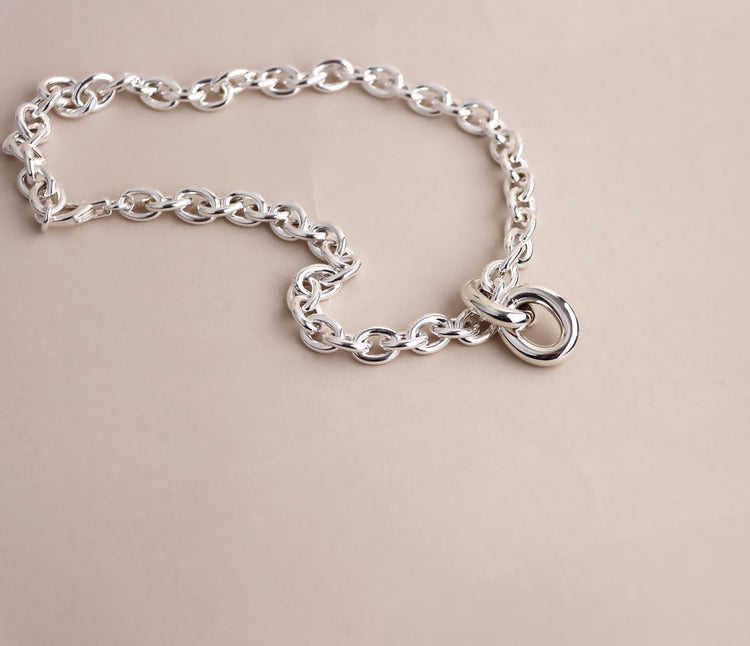Halsband med tjock silverkedja och två stora ringar i 925 silver. 