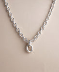 Halsband med tjock silverkedja och två stora ringar i 925 silver. 