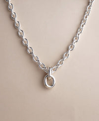 Halsband med tjock silverkedja och två stora ringar i 925 silver. 