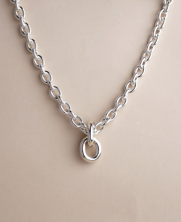 Halsband med tjock silverkedja och två stora ringar i 925 silver. 