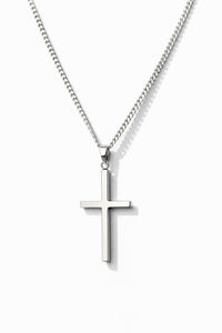 Silverhalsband med silverkors i pansarkedja. 