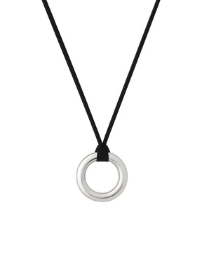 Halsband med silverring i läderband. 