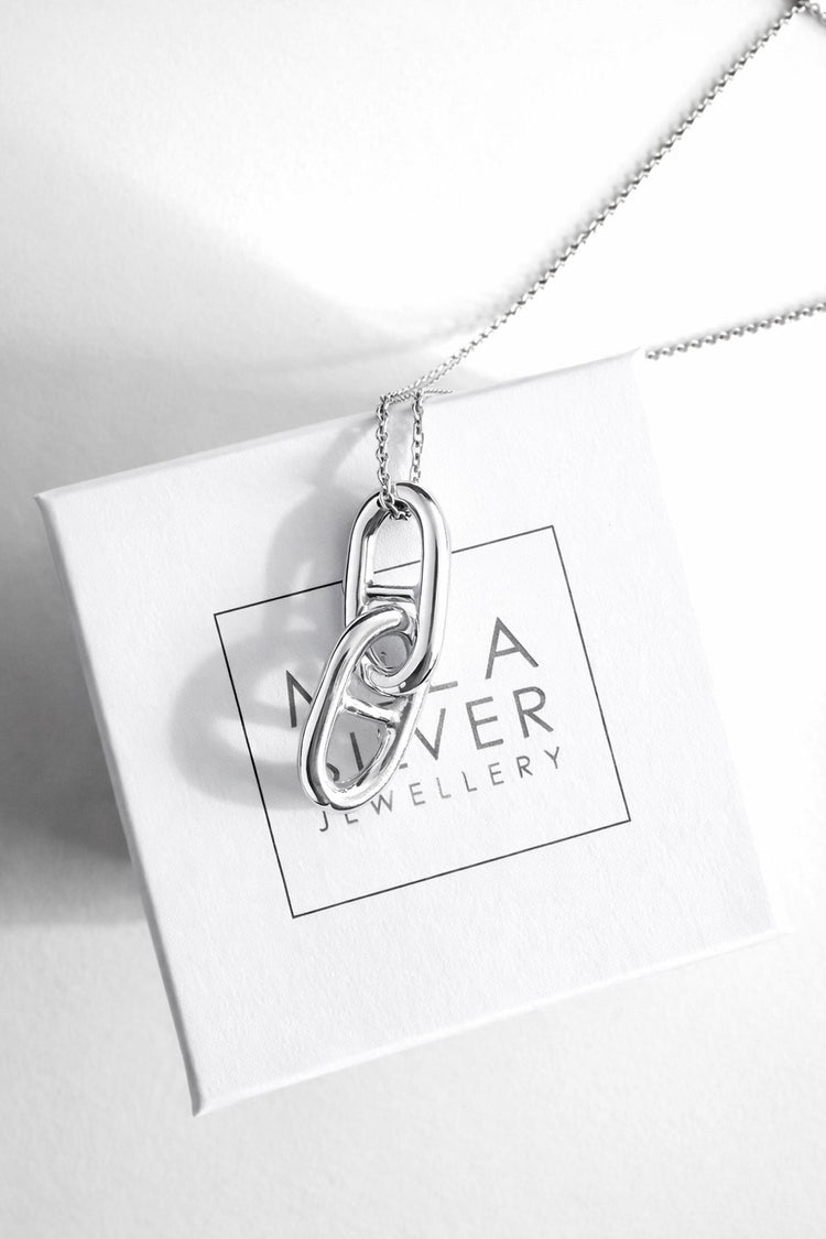 halsband med länkar placerade på en ask från Mila silver