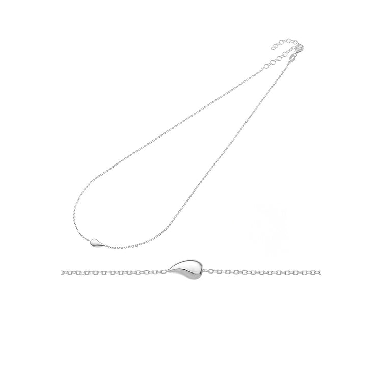 Silverhalsband med droppe från Mila silver. 