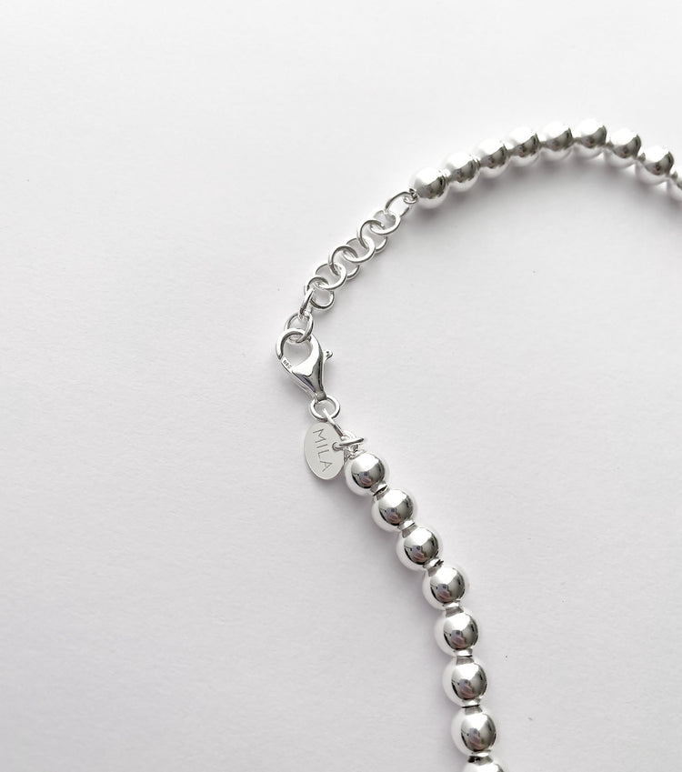 Närbild på lås och förlängningskedja, Silver Pearl Halsband från Mila Silver