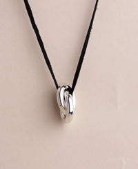 Halsband med två ringar i silver i läderband. 