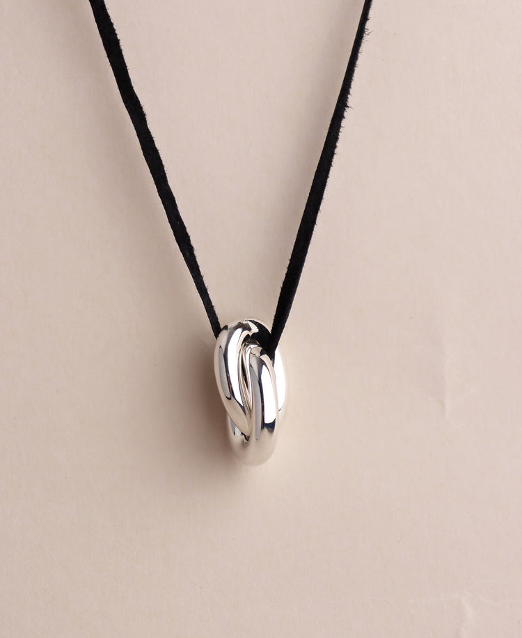 Halsband med två ringar i silver i läderband. 