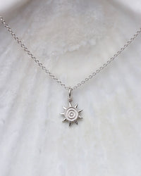 Halsband med sol berlock i silverkedja. 