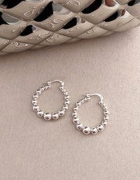Örhängen med silverringar som är utsmyckade med kulor i 925 sterling silver