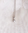 Halsband med diamant hänge i kedja. 