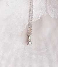 Halsband med diamant hänge i kedja. 