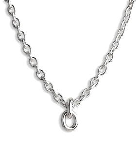 Halsband med tjock silverkedja och två stora ringar i 925 silver. 