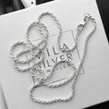 Silverkedja till herr, modell Rope chain, placerad på en vit smyckesask från Mila Silver. 