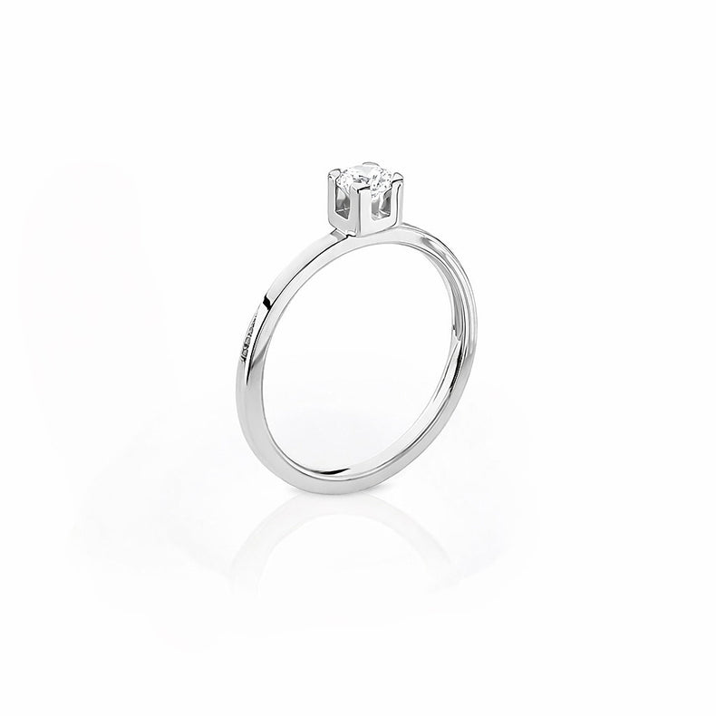 Diamantring i vitguld.