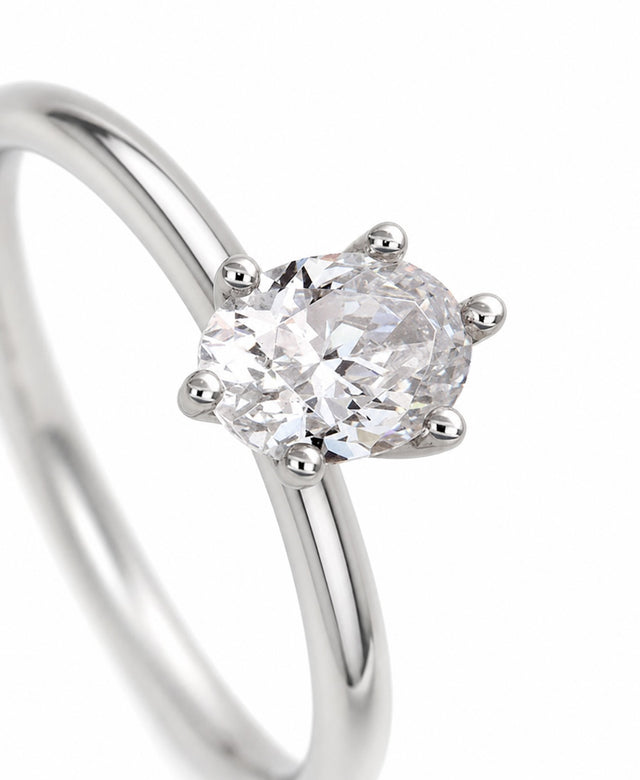 Ring med oval diamant 0,75 ct, briljantslipad, 6-klo fattning