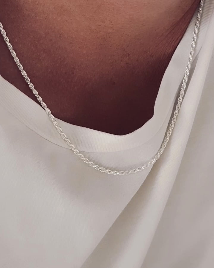 Kille som bär ett halsband i silver med Rope kedja. 