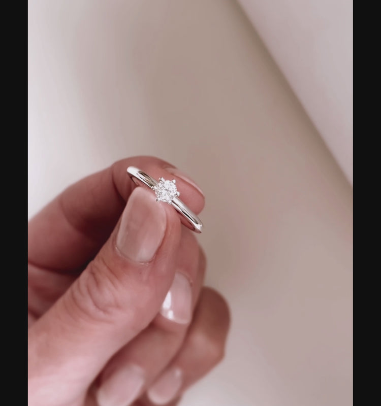 video som visar en silverring med 0,25 ct. rund diamant