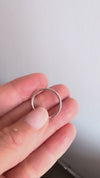Video som visar en alliansring i 18k. vitguld med diamanter. Halv-alliansring / vigselring. 