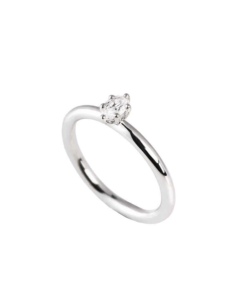 Ring med oval diamant. 