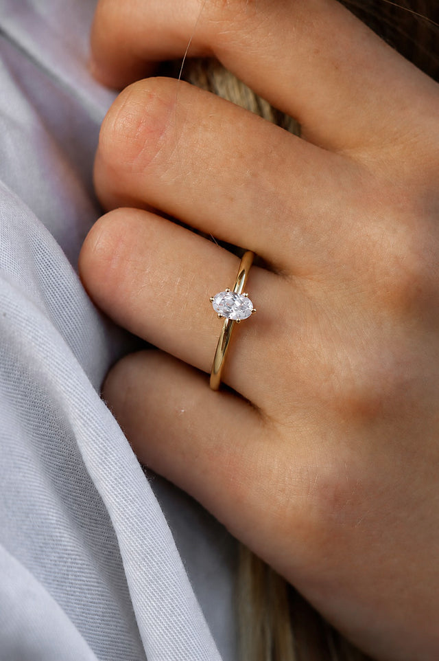 Ring i 18k. guld med oval diamant 0,5 ct. Förlovningsring från Mila Silver