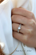 Förlovningsring i silver med oval diamant som bärs tillsammans med en alliansring med diamanter