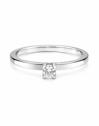 Förlovningsring i silver med 0,10 ct. diamant. Ring med raka kanter och boxformad fattning. 