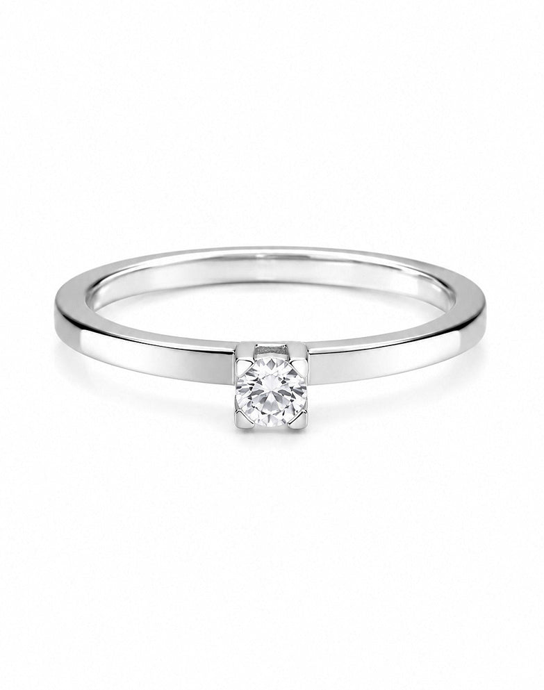 Förlovningsring i silver med 0,10 ct. diamant. Ring med raka kanter och boxformad fattning. 