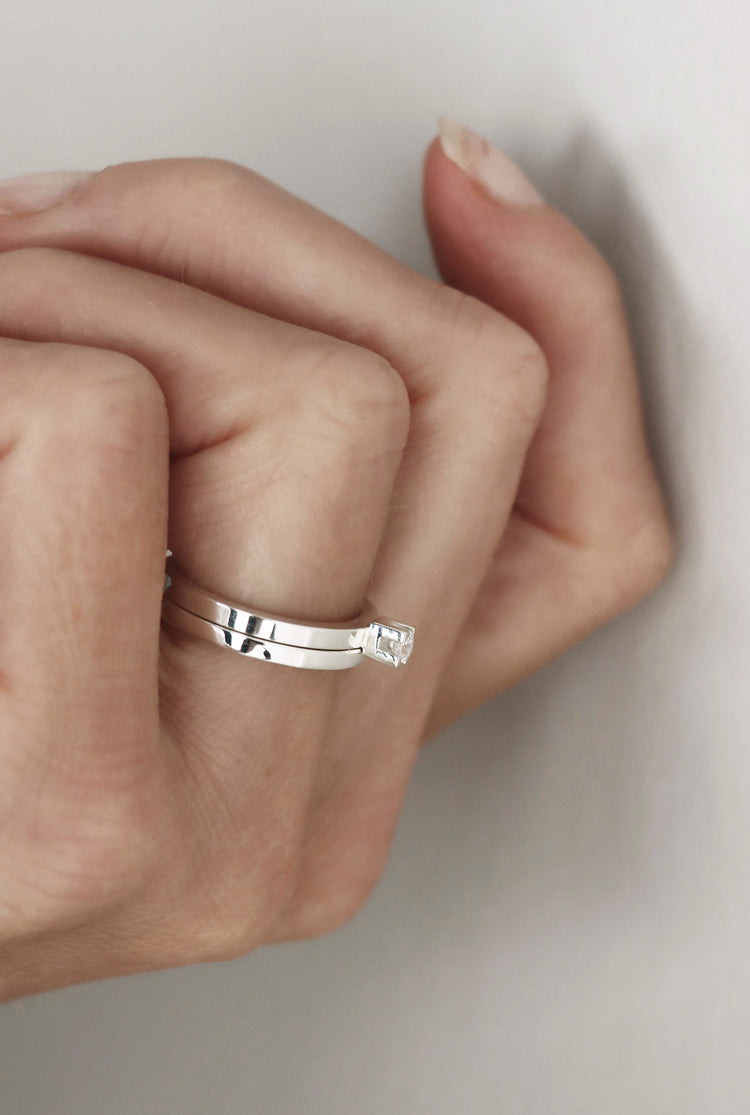 Silverringar i set som bärs som vigsel och förlovningsring. En ring har en liten 0,10 ct diamant. 