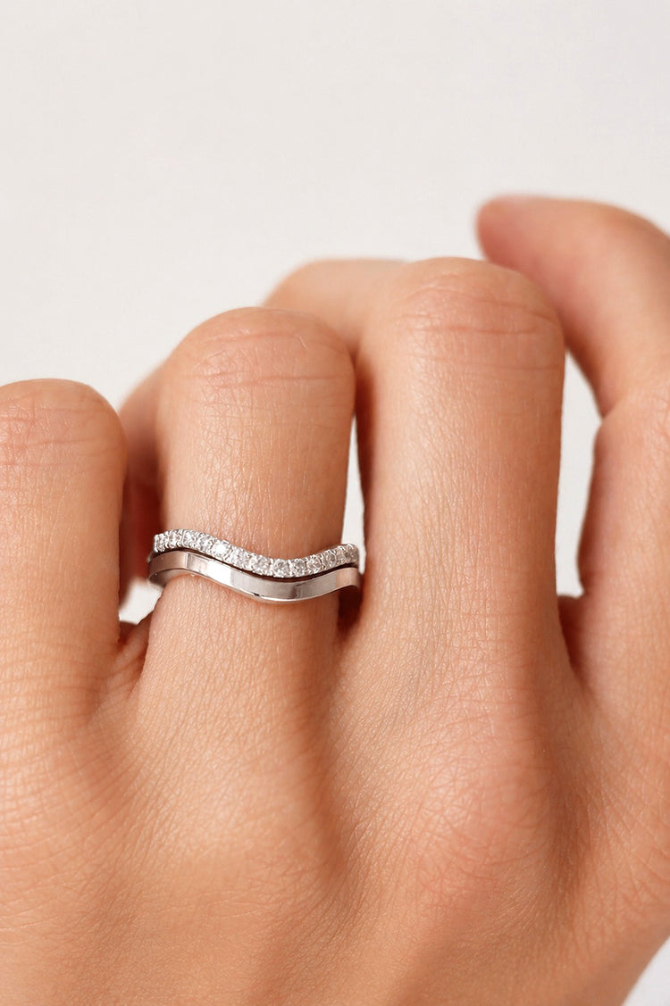 Set med diamantring och silverring med böjd form. 